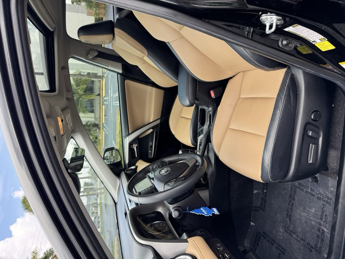 2018 Toyota RAV4 view 5