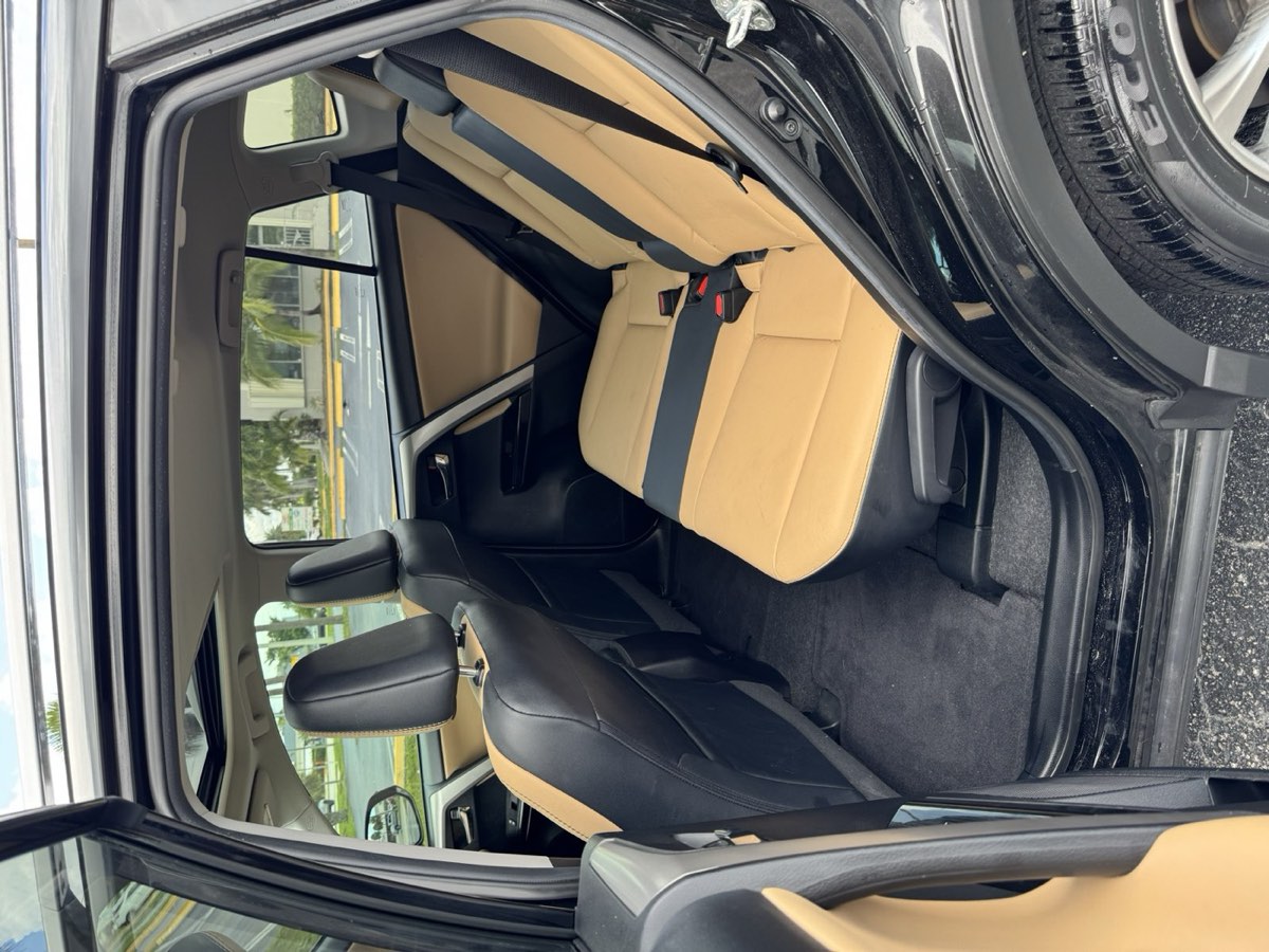 2018 Toyota RAV4 view 9